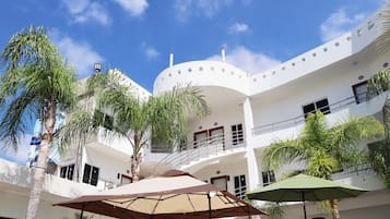 Vista frontal de la propiedad