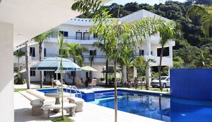 Outdoor pool, pool umbrellas - Larú Spa Resort (Aticama)