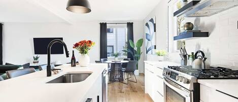 Køleskab, mikrobølgeovn, ovn, kogeplade