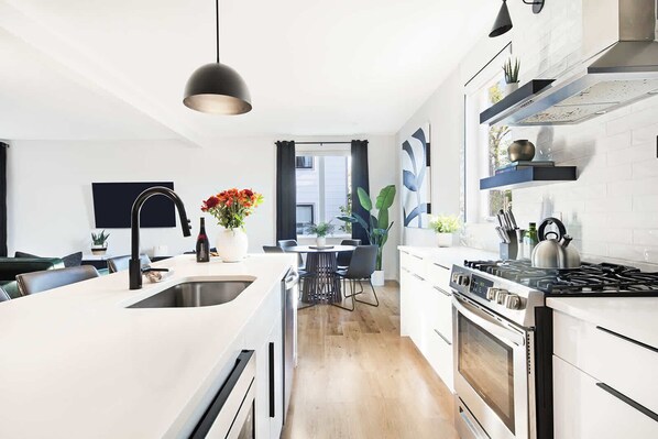 Frigorífic, microones, forn i placa de cuina 