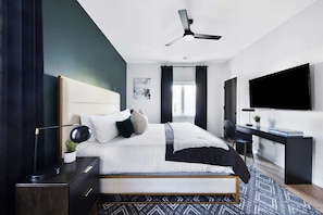 4 habitaciones, escritorio y tabla de planchar con plancha