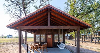 The Barn Swallow Cabin 15MIN to Magnolia & Baylor