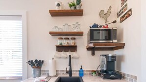 Kaffetrakter/tekoker, kjøleskap, mikrobølgeovn og spisebord