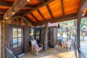 Terrace/patio - The Blue Jay Treehouse 15MIN to Magnolia & Baylor (Elm Mott)