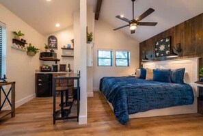 1 bedroom, iron/ironing board, WiFi, bed sheets - The Blue Jay Treehouse 15MIN to Magnolia & Baylor (Elm Mott)