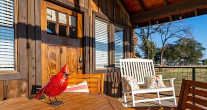 Pet Friendly The Cardinal Cabin 15MIN to Magnolia