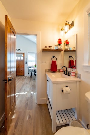 Hair dryer, towels - Pet Friendly The Cardinal Cabin 15MIN to Magnolia (Elm Mott)