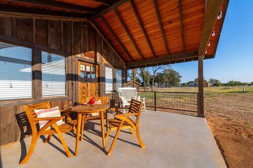 Pet Friendly The Cardinal Cabin 15MIN to Magnolia