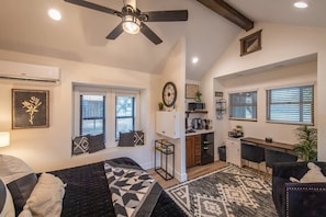 1 bedroom, iron/ironing board, WiFi, bed sheets - The Chickadee Treehouse 15MIN to Magnolia & Baylor (Elm Mott)