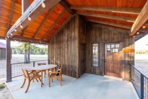 Outdoor dining - The Roadrunner Cabin 15MIN to Magnolia & Baylor (Elm Mott)