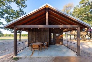 Outdoor dining - The Roadrunner Cabin 15MIN to Magnolia & Baylor (Elm Mott)