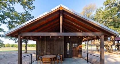 The Roadrunner Cabin 15MIN to Magnolia & Baylor