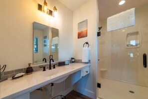 Hair dryer, towels - The Roadrunner Cabin 15MIN to Magnolia & Baylor (Elm Mott)