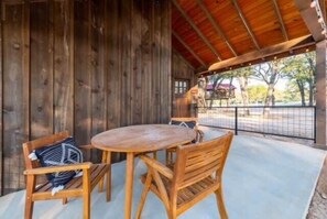 Outdoor dining - The Roadrunner Cabin 15MIN to Magnolia & Baylor (Elm Mott)