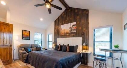 The Roadrunner Cabin 15MIN to Magnolia & Baylor