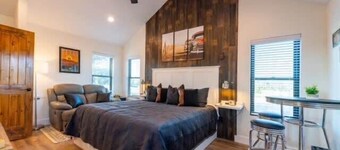 The Roadrunner Cabin 15MIN to Magnolia & Baylor