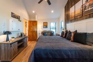1 bedroom, iron/ironing board, WiFi, bed sheets - The Roadrunner Cabin 15MIN to Magnolia & Baylor (Elm Mott)