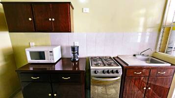 Een koelkast, een microgolfoven, een koffiezetapparaat/waterkoker