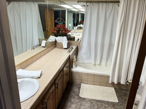 Ensemble douche/baignoire, sèche-cheveux, serviettes fournies, savon
