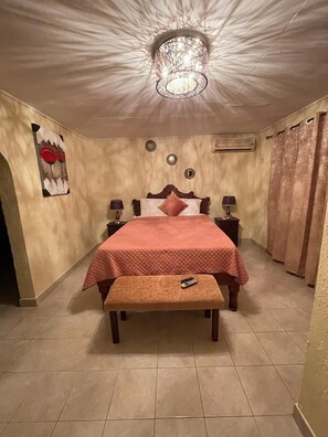 Habitació nupcial, 1 llit de matrimoni, vistes al mar | Roba de llit d'alta qualitat, wifi gratuïta i roba de llit 