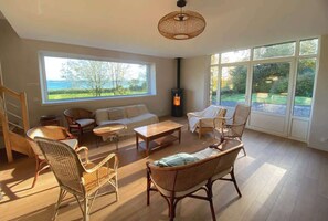 TV, fireplace, books - House on the golf course with sea views (Carantec)