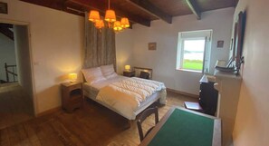 4 slaapkamers, een strijkplank/strijkijzer, reisbedje, wifi