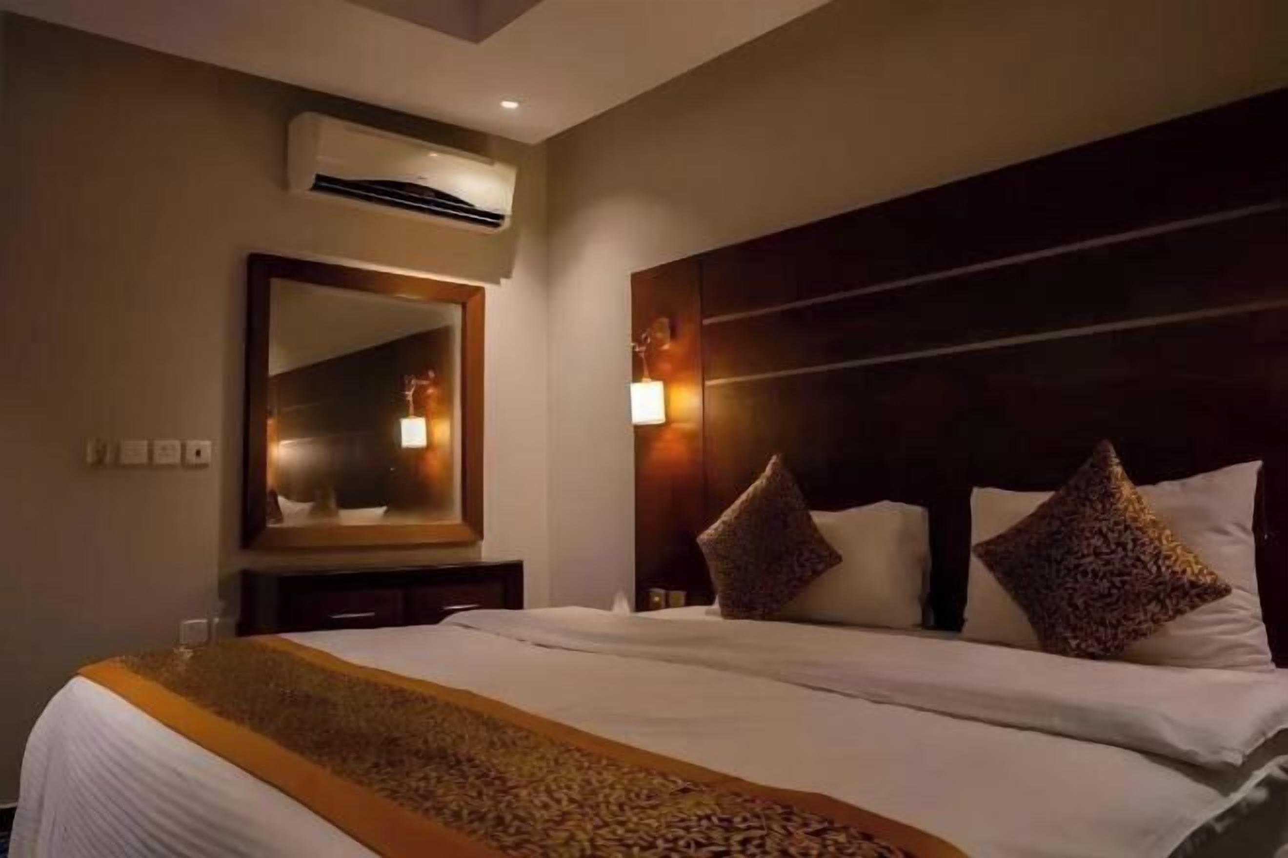 Minibar, free WiFi, bed sheets