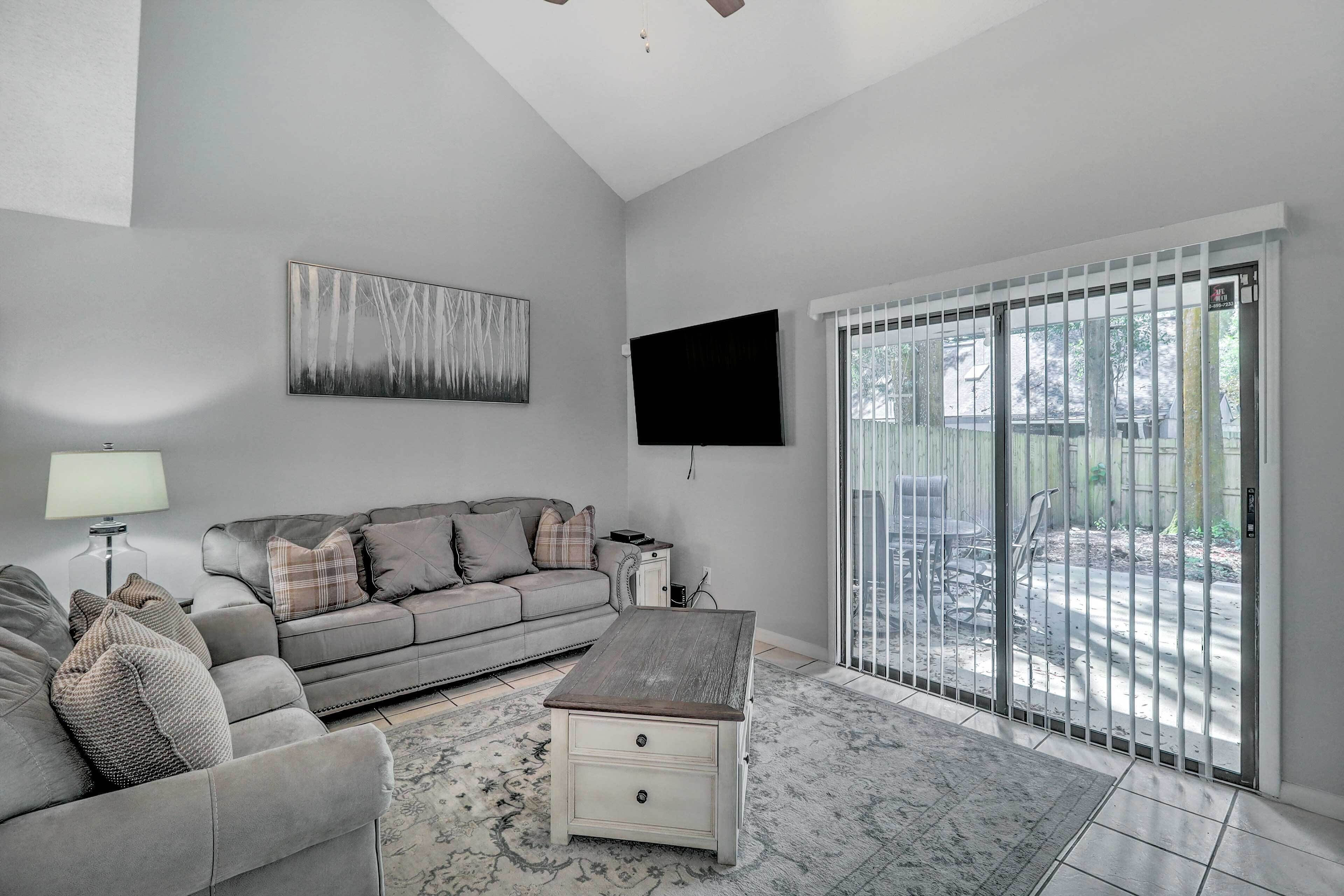 Soothing Jacksonville Townhome: Patio & Yard!