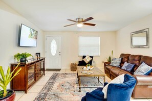 TV - Pet-Friendly Lakeland Escape w/ Private Pool! (Lakeland)
