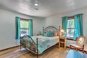 4 Schlafzimmer, Schreibtisch, Bügeleisen/Bügelbrett, Reisekinderbett