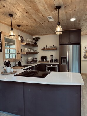 Kjøleskap, mikrobølgeovn, ovn og kokeplater