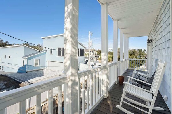 Property grounds - 8BR | Sleeps 16 | Pool | Steps To The Beach | 304 (North Myrtle Beach)