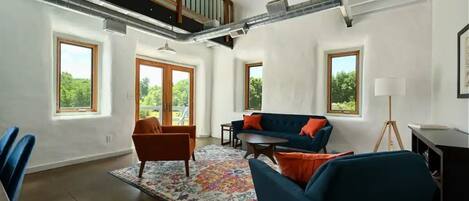 Smart-TV, Videospiele, DVD-Player, Tischfußball