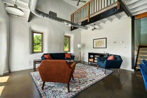 Smart TV, video games, DVD player, foosball - Modern Strawbale on 10 Private Acres (Perry)