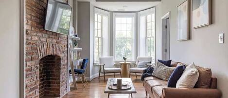 Télévision, jeux vidéo, espaces bureaux