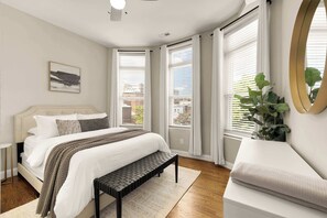 3 slaapkamers, een bureau, een strijkplank/strijkijzer, reisbedje