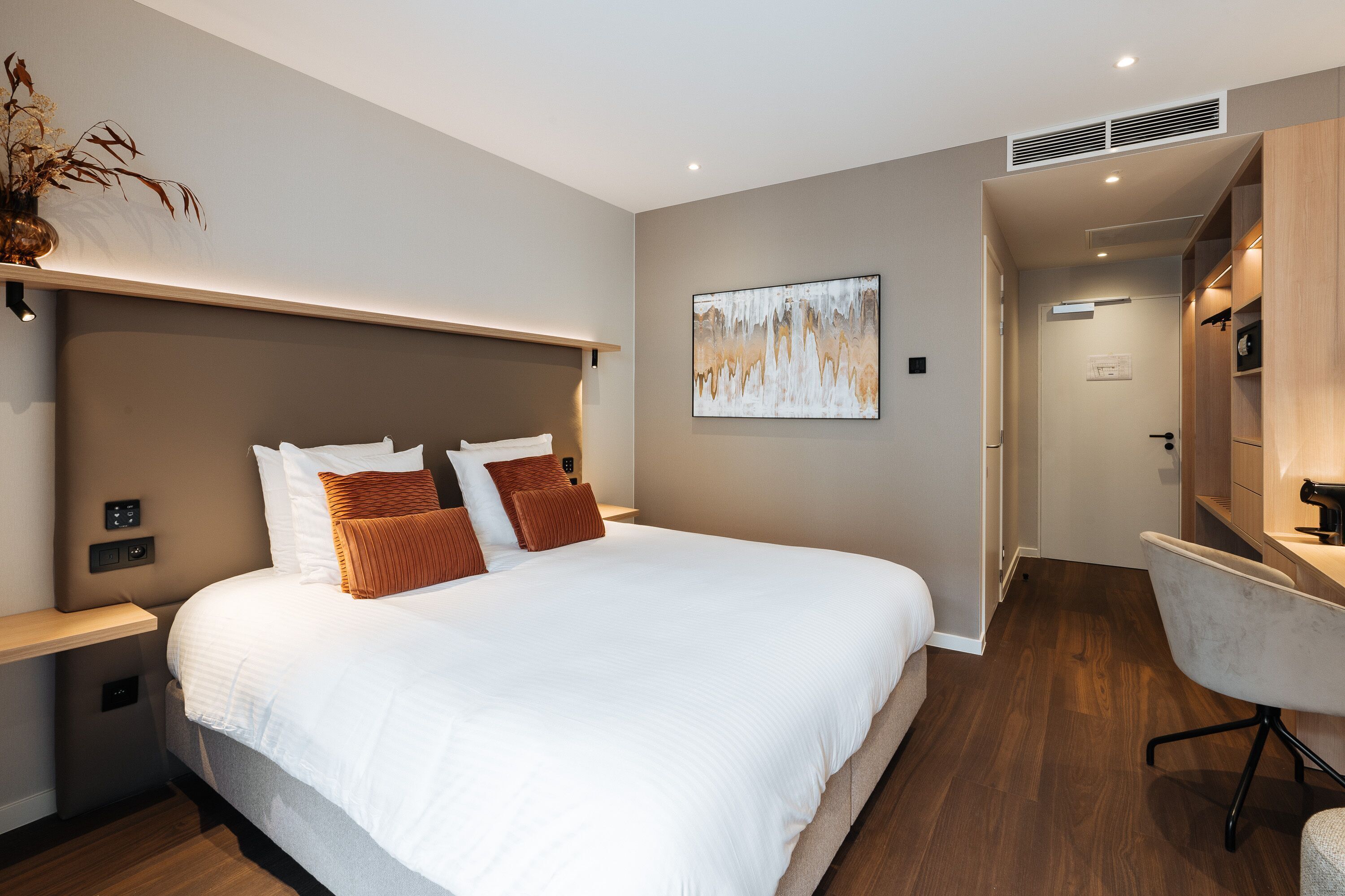 Peralatan tempat tidur premium, bar mini, peti besi dalam bilik, meja 