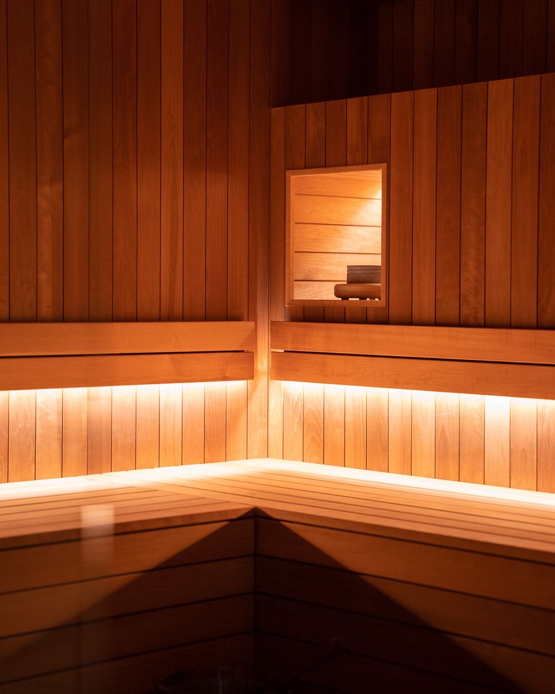 Een sauna met houten wanden en banken.