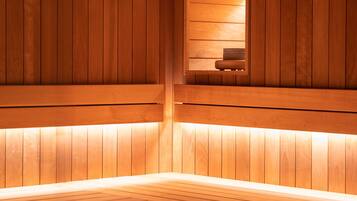Een sauna met houten wanden en banken.