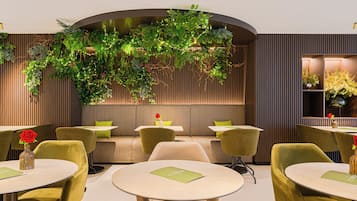 Tägliches Frühstücksbuffet (24.5 EUR pro Person)