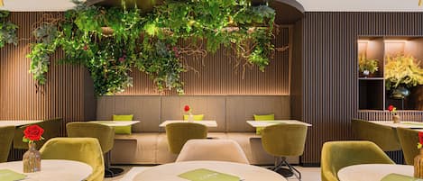 Café da manhã com buffet todos os dias (EUR 24.5 por pessoa)
