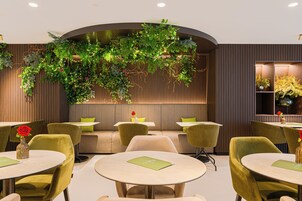 Desayuno buffet diario (EUR 24.5 por persona)