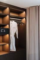 Ropa de cama de alta calidad y minibar 