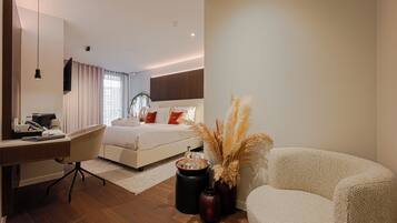 Seprai premium, minibar, brankas, dan meja kerja