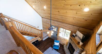 Beautiful Off-Grid Cabin 13 miles from Park City! Sleeps 14!