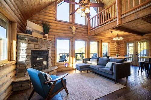 Beautiful Off-Grid Cabin 13 miles from Park City!  Sleeps 14!