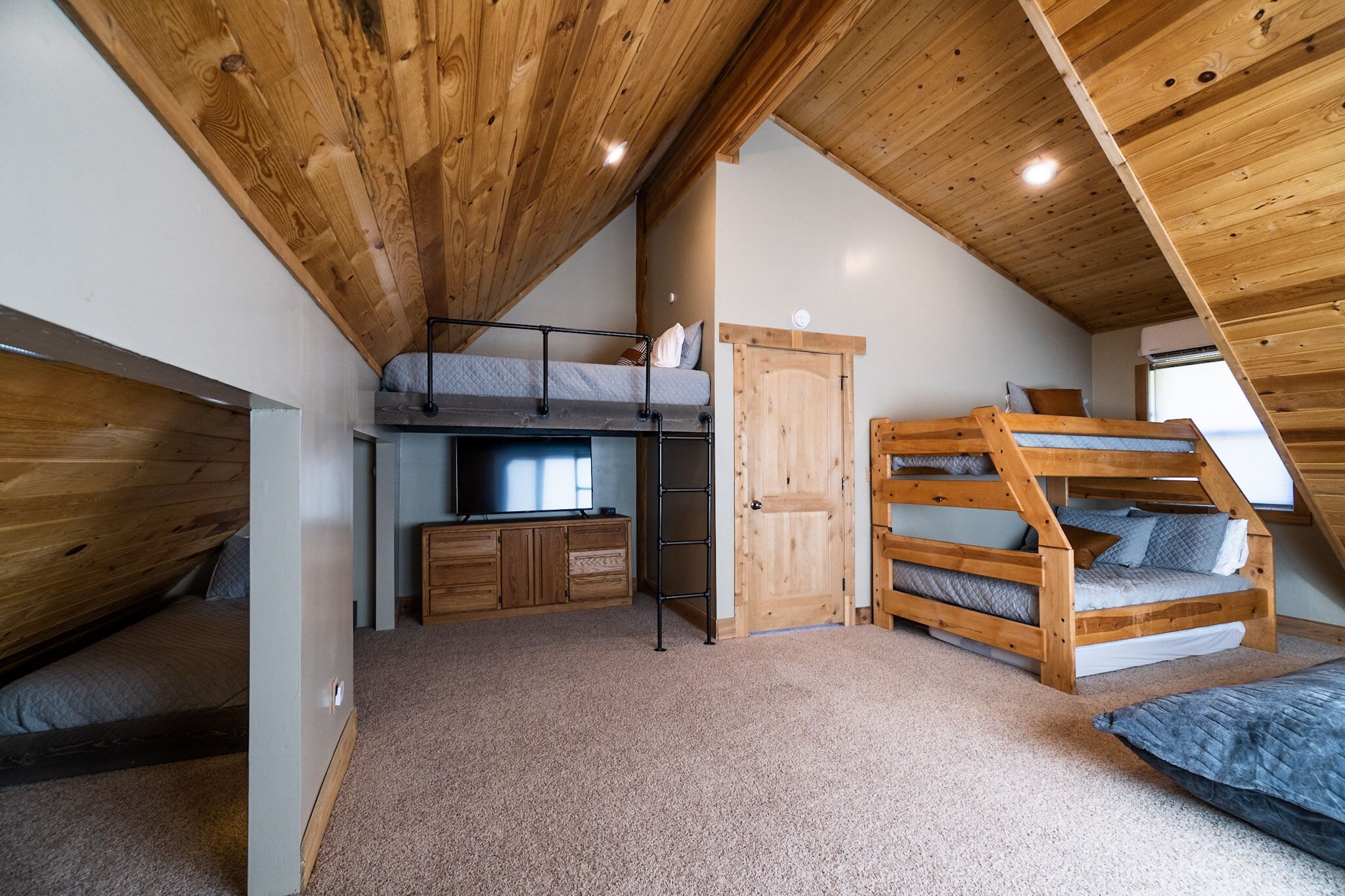 5 bedrooms, desk, travel cot, free WiFi