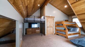5 bedrooms, desk, travel cot, free WiFi