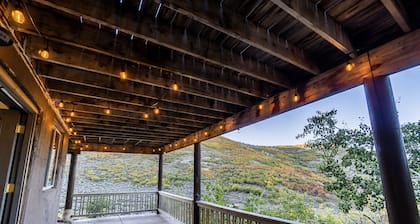 Beautiful Off-Grid Cabin 13 miles from Park City! Sleeps 14!