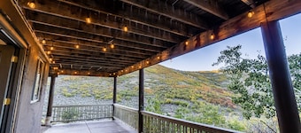 Beautiful Off-Grid Cabin 13 miles from Park City! Sleeps 14!